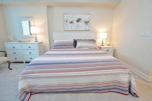 Building Photo - Beautifully decorated split 2/2 in stunnin...