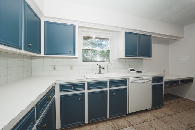 Building Photo - 9622 Highmeadow Dr