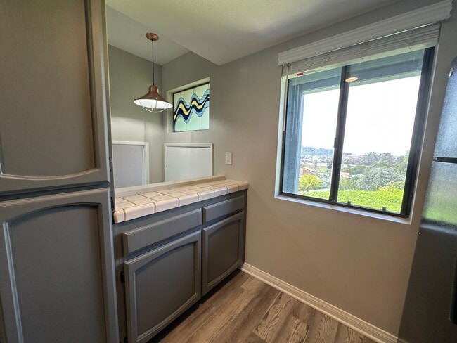 Building Photo - FOR RENT: 2Bd/1.5Ba Upgraded Townhome In T...