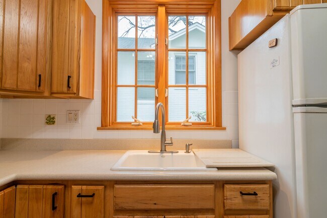 Building Photo - FOR RENT in LAKE BOTTOM! Available June 8th