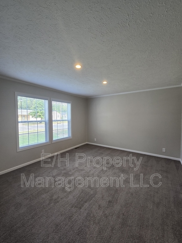 Building Photo - 501 S Edwards Ave