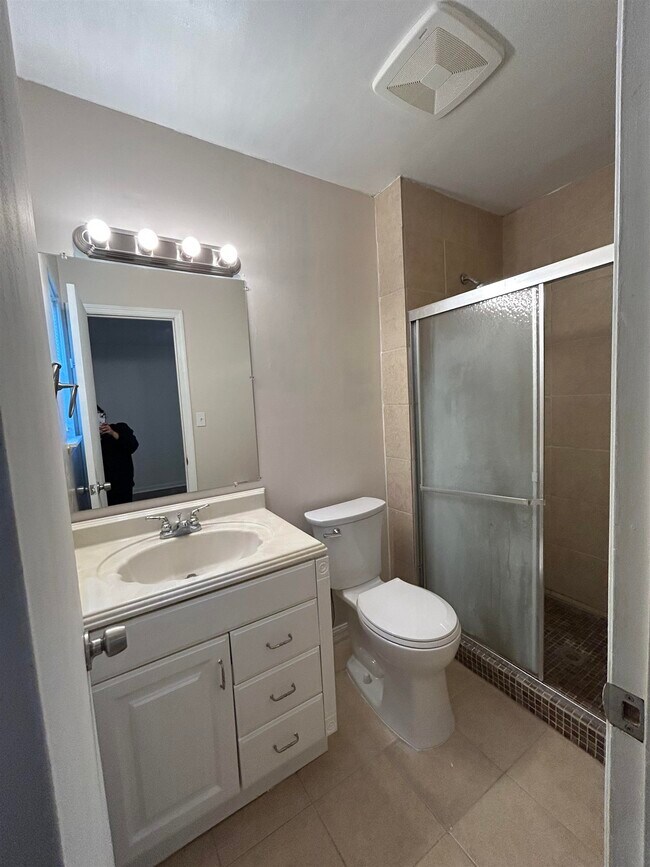 Building Photo - 8609 Kingston Ct