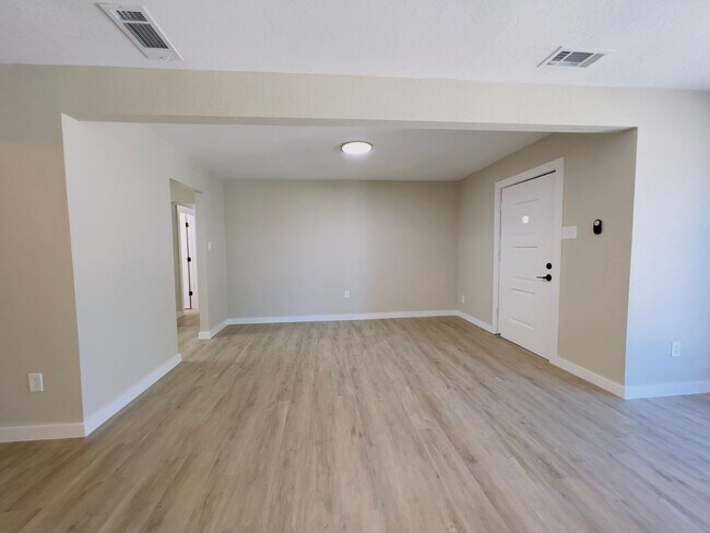 Building Photo - Newly Remodeled 4 Bedroom/1 Bathroom Home