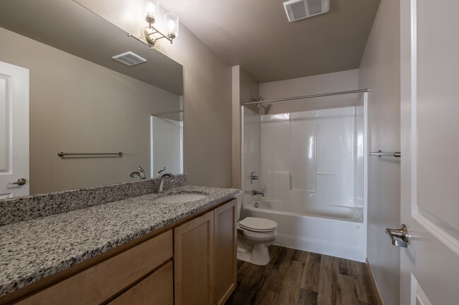 Building Photo - Large 2 Bedroom 2 Bath Apartment with Many...