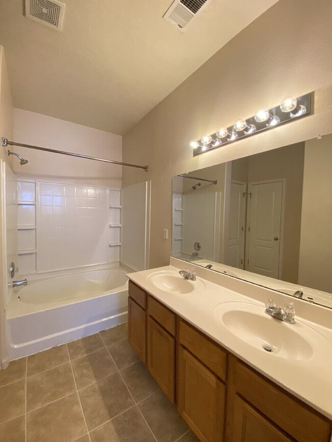 Building Photo - 3 Bedroom/2 Bath in Cabezon Subdivision