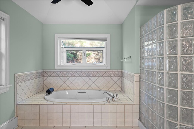 Building Photo - 82 Shingle House Rd