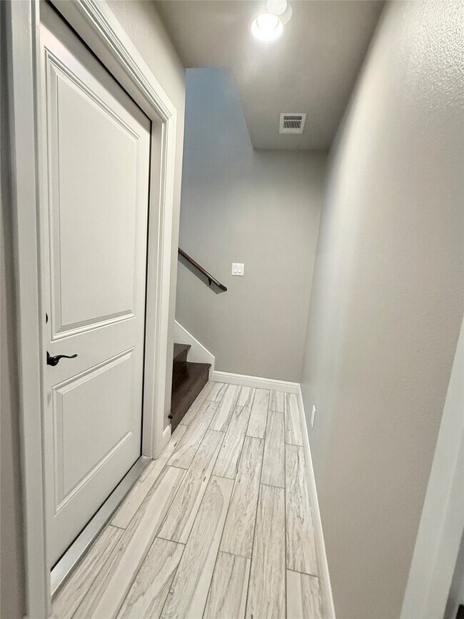 Building Photo - 2116 Couch St