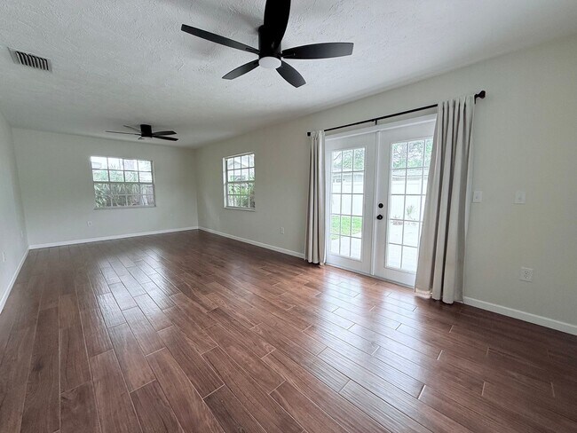 Building Photo - 3-Bed/2-Bath Sarasota Gem: Private Pool & Central Location!!
