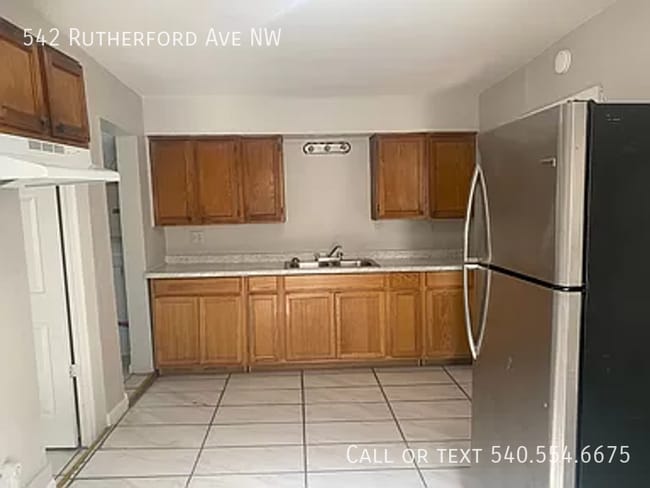 Building Photo - 542 Rutherford Ave NW