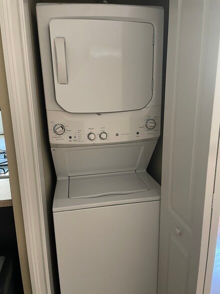 Laundry Washer & Dryer - 69 Parkwood Ave