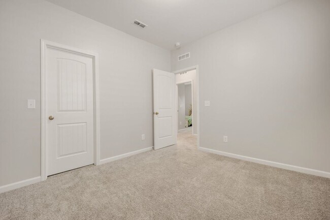Building Photo - Spacious 5-Bedroom Home with Modern Upgrad...