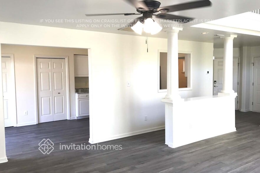 Building Photo - 10400 Neland St