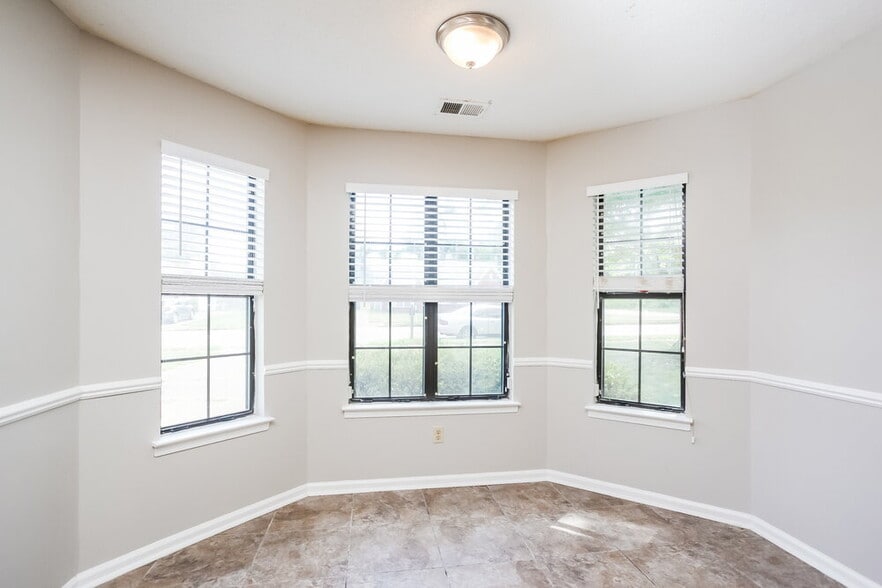 Building Photo - 4295 Rosswood Dr