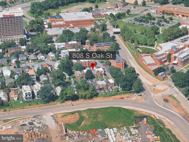 Building Photo - 808 S Oak St