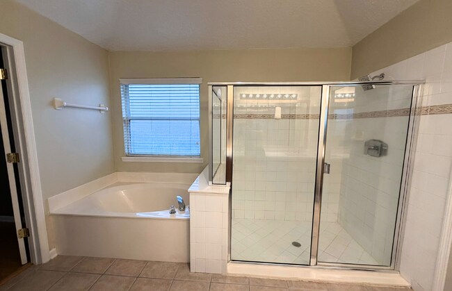 Building Photo - Spacious 4 Bedroom Home in Waterford Estat...