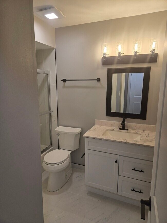 Building Photo - 456 W Inverrary Ln