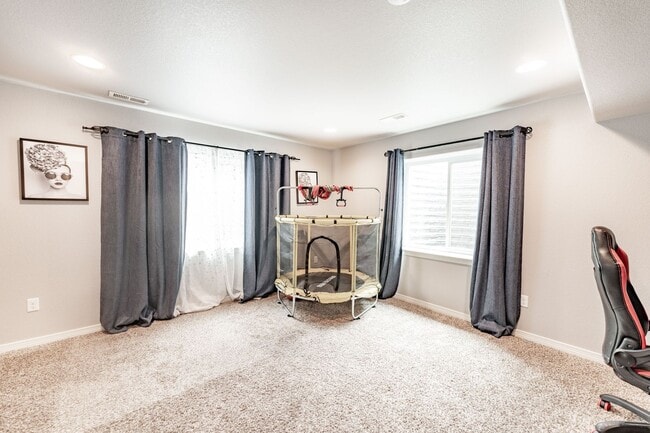 Building Photo - 4 Bed 4 Bath Home in Lorson Ranch!
