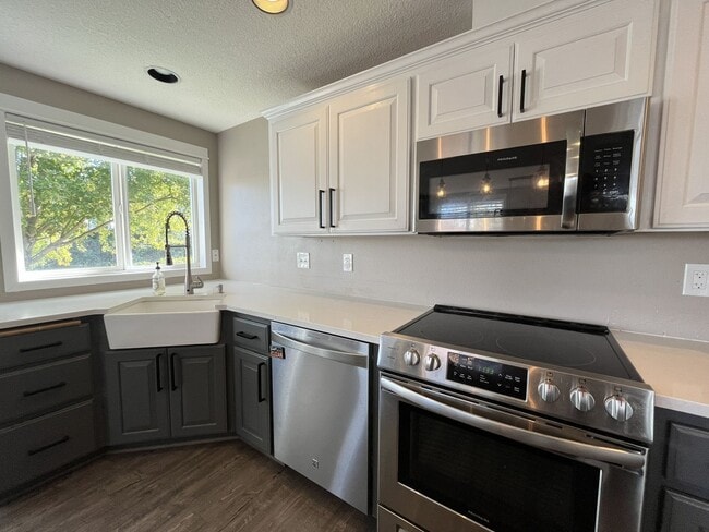 Building Photo - Beautiful Single-Level 3 Bedroom Home with Modern Kitchen and Open Floor Plan