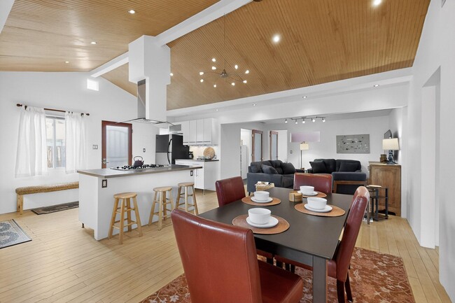 Building Photo - 1640 Stanford Dr SE