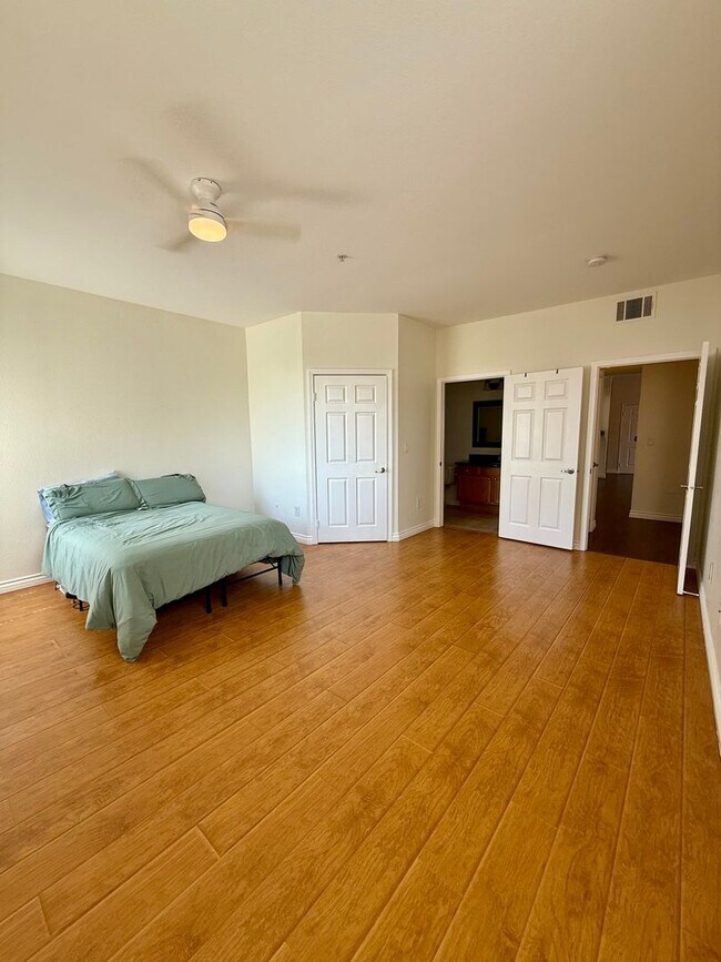 Building Photo - Charming 3 Bedroom 2 Bathroom Condo in the...