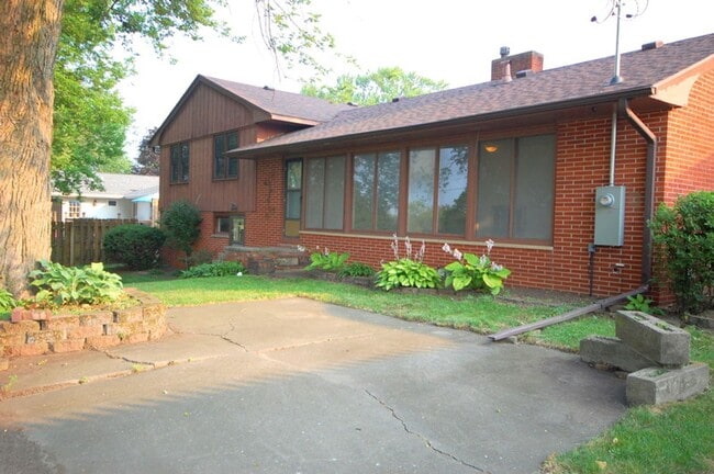Building Photo - 3 Bedroom 2 Bathroom 2 Stall Attached Garage - Boone Iowa