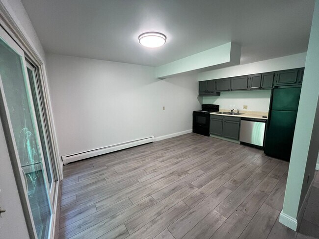 Building Photo - 2BD/1BA Second Floor Unit