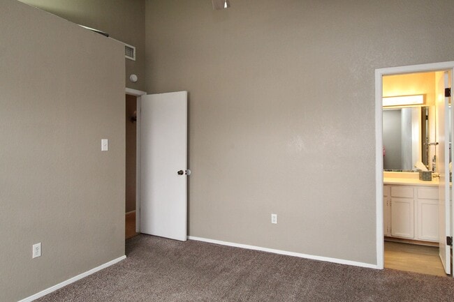 Building Photo - 3205 Fierro Dr