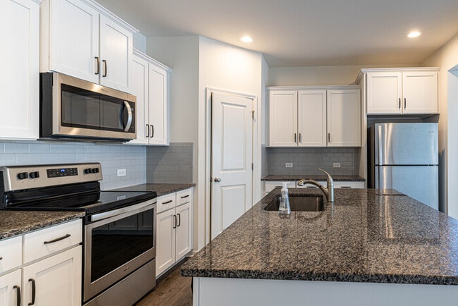 Building Photo - EAUTIFUL NEW 3 Bedroom Townhome in Bonterr...