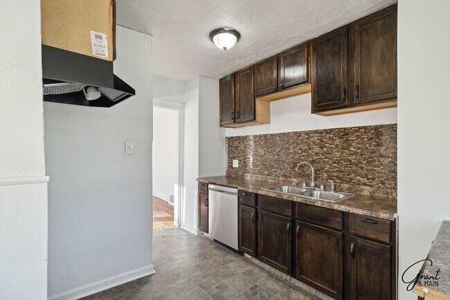 Building Photo - 4 Bedroom 2 Bath $1700