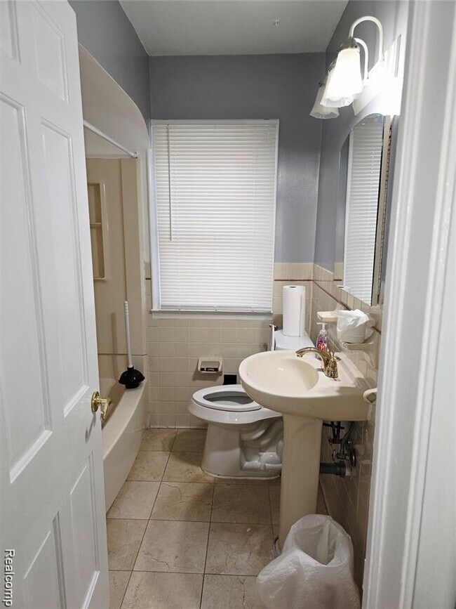 Building Photo - WELL MAINTAINED 3 BEDROOM 1.5 BATH BRICK BUNGALOW LOCATED IN ESTABLISHED WEST DEARBORN NEIGHBORHOOD