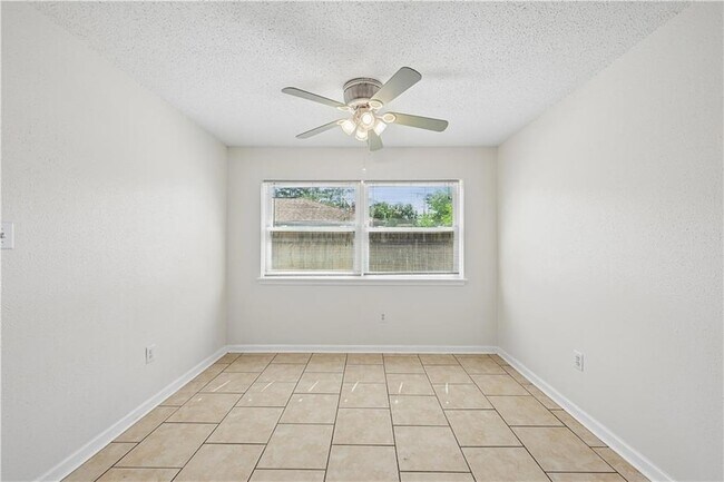 Building Photo - 103 Candy Cir