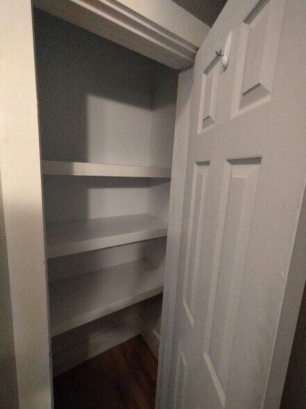 linen closet - 826 W Lynwood Ave