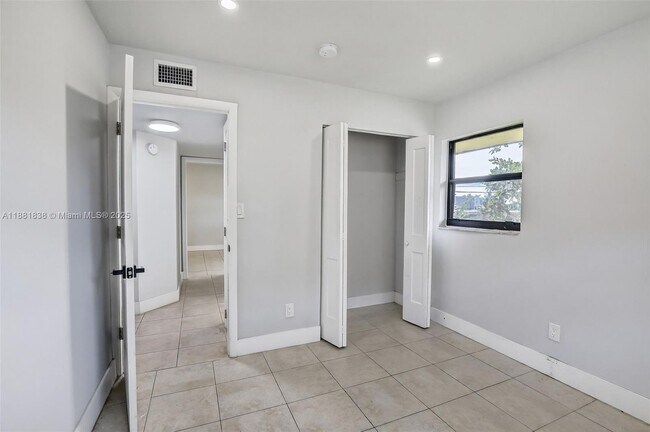 Building Photo - 1721 SW 40th Terrace