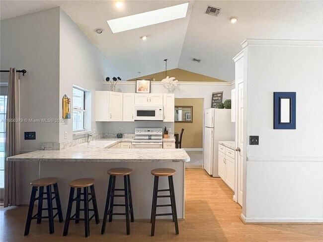 Building Photo - 730 Daffodil Dr