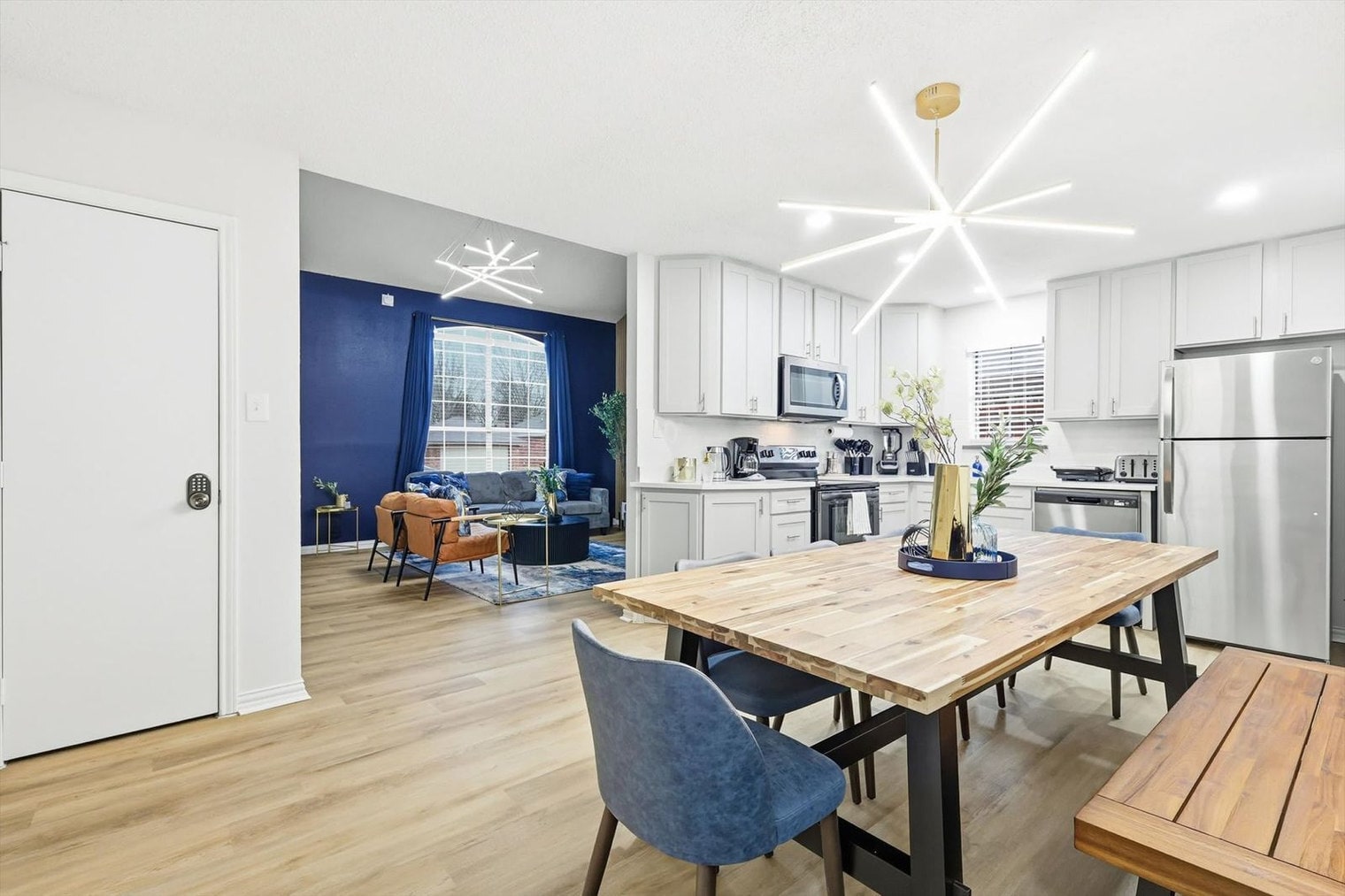 Building Photo - 2 St Charles Pl