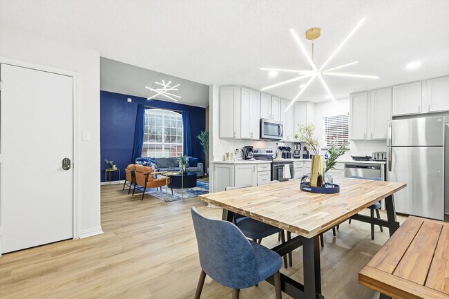 Building Photo - 2 St Charles Pl