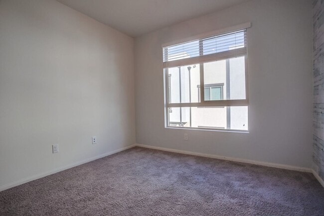 Building Photo - Beautiful 4 Bedroom Townhome! Built in 202...