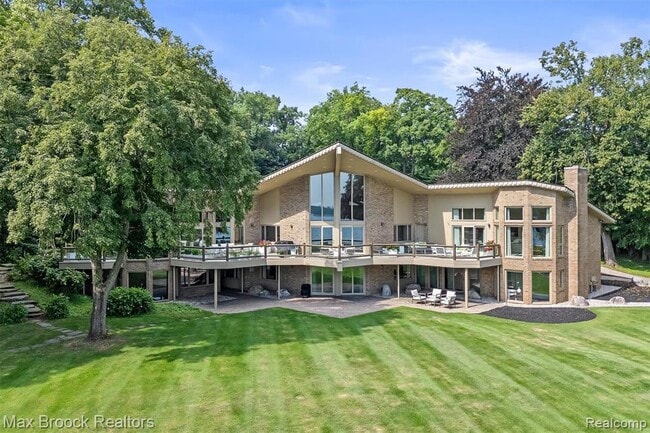 Building Photo - 3333 W Shore Dr