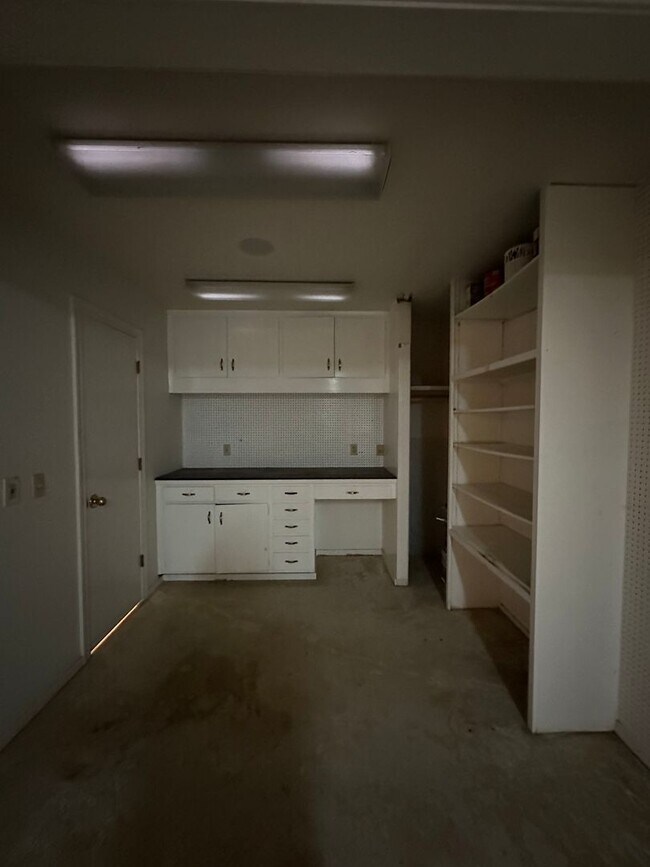 Building Photo - Entertainer delight rental home located in ''The Lakes'' subdivision coming soon!