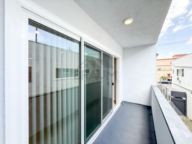 Building Photo - 6039 Whitsett Ave