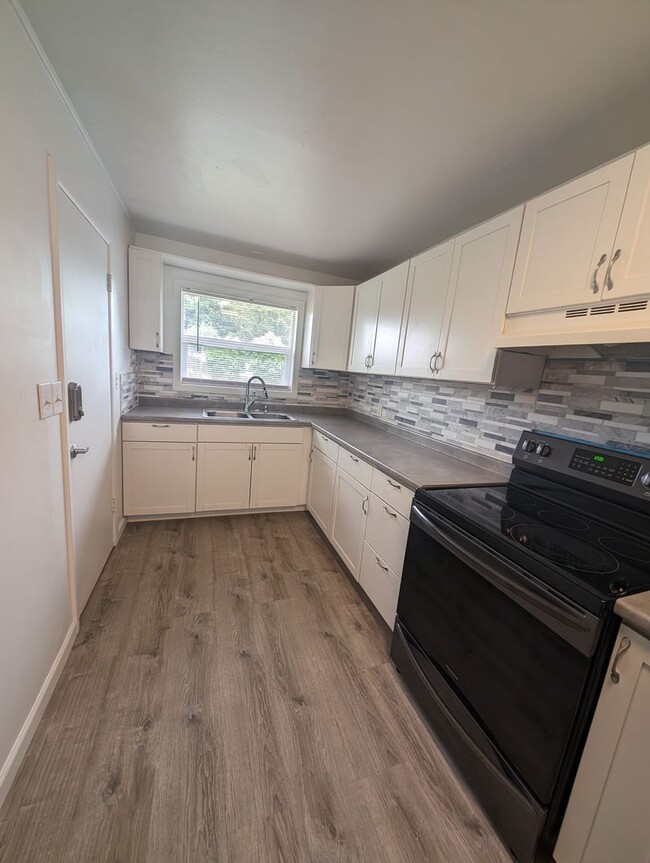 Building Photo - Cute and Cozy, Centrally Located Triplex with Yard