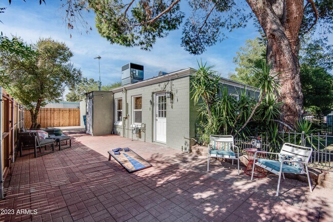 Building Photo - 1301 W Glenrosa Ave