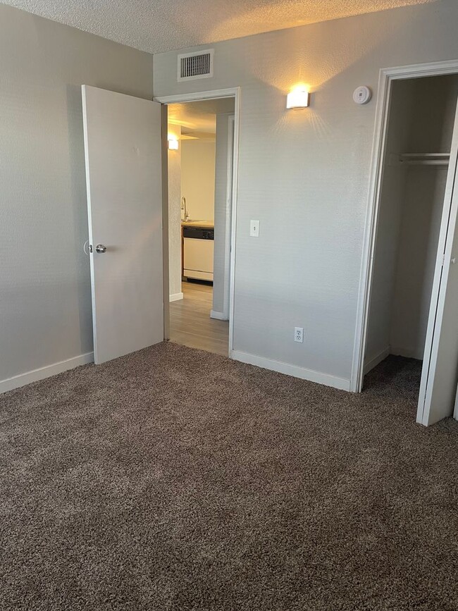 Building Photo - Lovely 2 Bedroom 1  Bath with Fireplace! M...