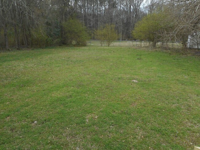 Building Photo - Renovated 2 Bedroom 1 Bath Home off Heckle Blvd with Central Heat & Air