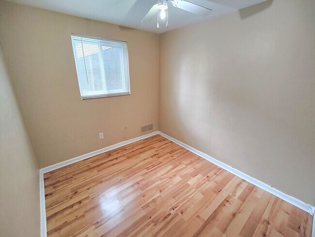Building Photo - *Recently Updated 3BD/2BA Single Family Ho...