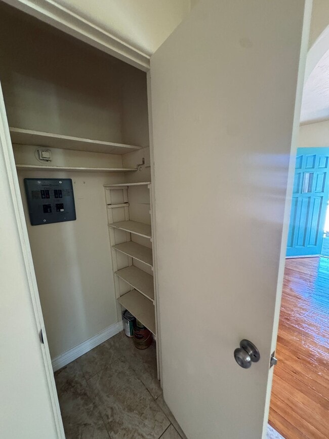 Building Photo - 902 S Fremont Ave