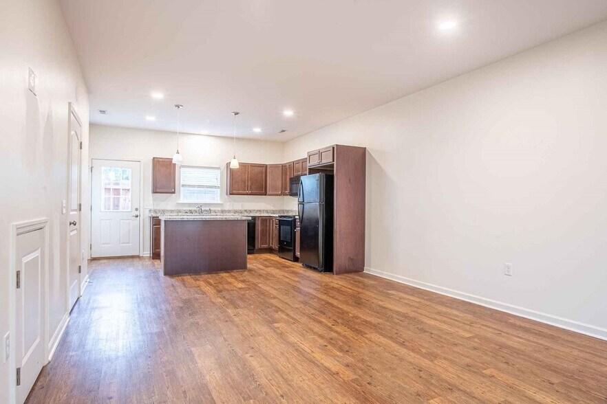 Building Photo - 274 Trunk St NE