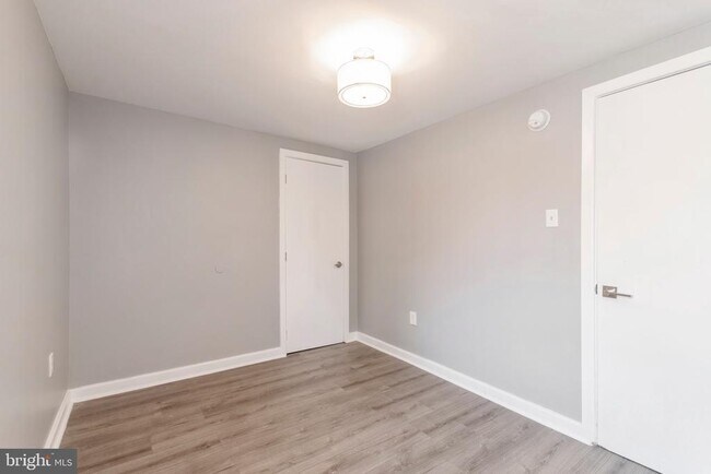 Building Photo - 515 W Girard Ave