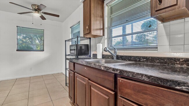 Building Photo - Renovated 3-Bed Furnished Home with Large ...