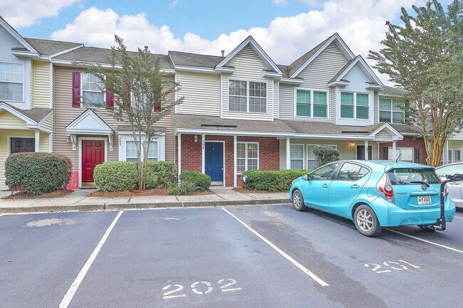 Building Photo - Move in Ready Townhouse in Summer Wood!